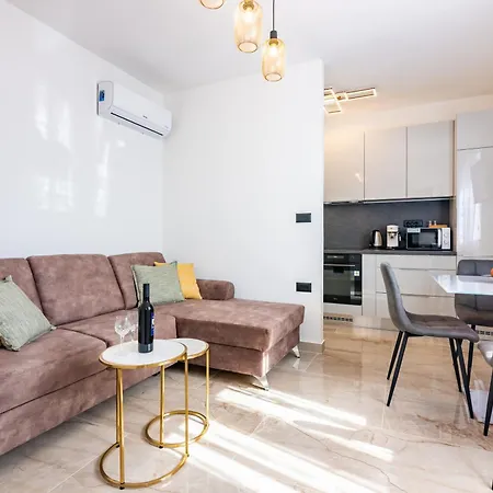Zita Lovran Apartment *
